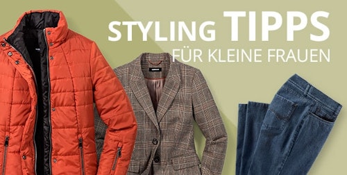 Orangene Jacke, brauner Blazer und Jeans auf einem grünen Hintergrund.