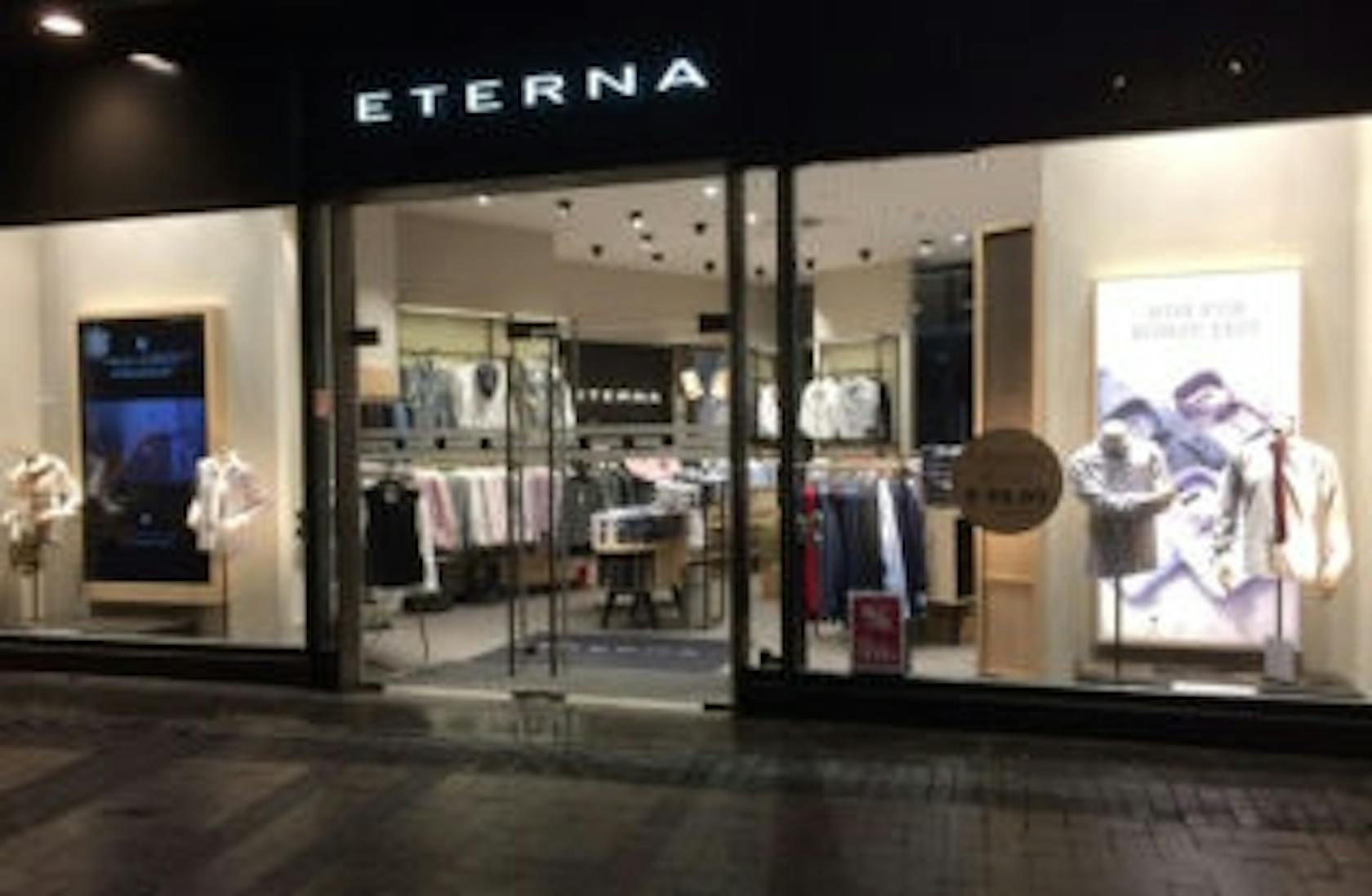 Auch von der Breiten Straße her kann der ETERNA-Brandstore betreten werden. Zwei große Fensterfronten und das neue Ladenbaukonzept lassen den Store hell und freundlich wirken.