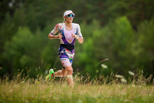 Donna che corre in ambiente rurale