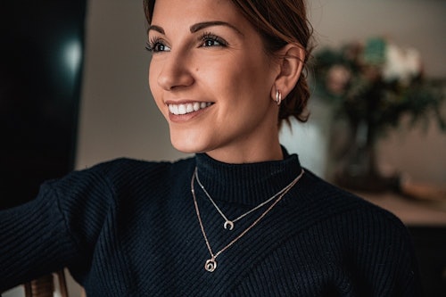 Ce Collier CLEOR est en Or 375/1000 Bicolore est en forme de Lune