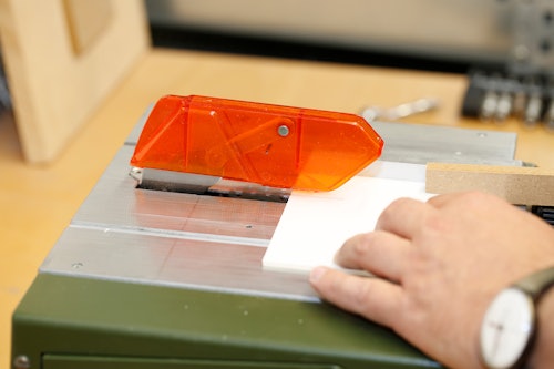 Acrylglas mit der Modellbau-Tischkreissäge schneiden