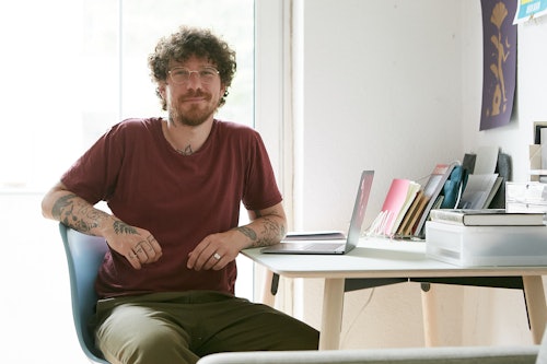 Modulor zu Besuch bei Romanautor Kevin Junk