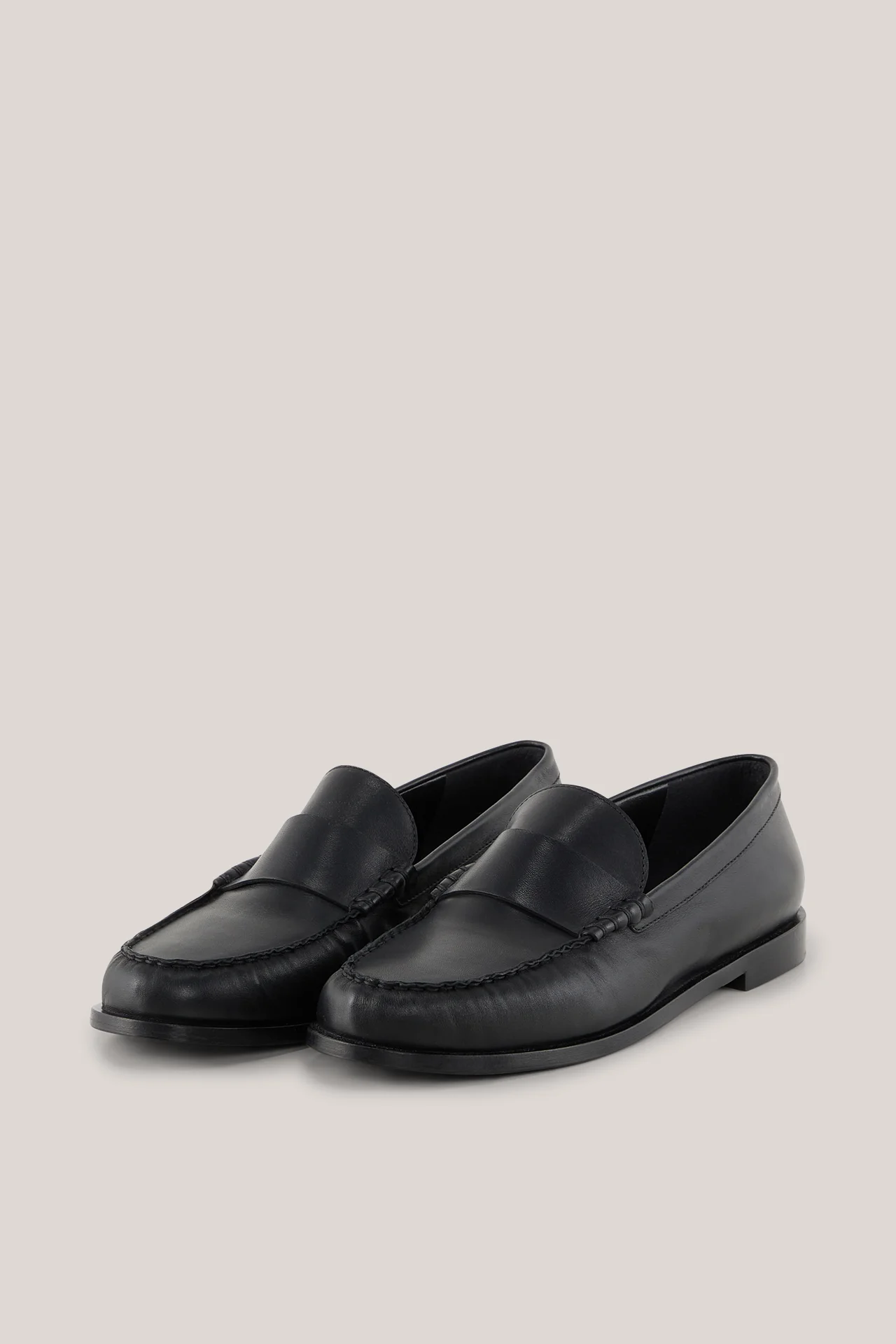 Black calfskin loafers in black by Unützer