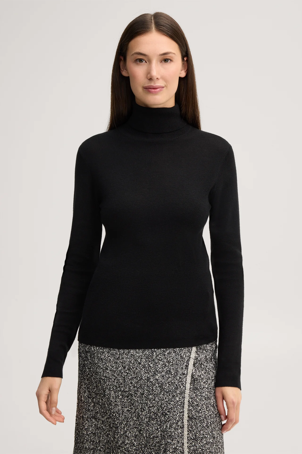 Pull à col roulé en maille fine de laine mérinos et soie, noir