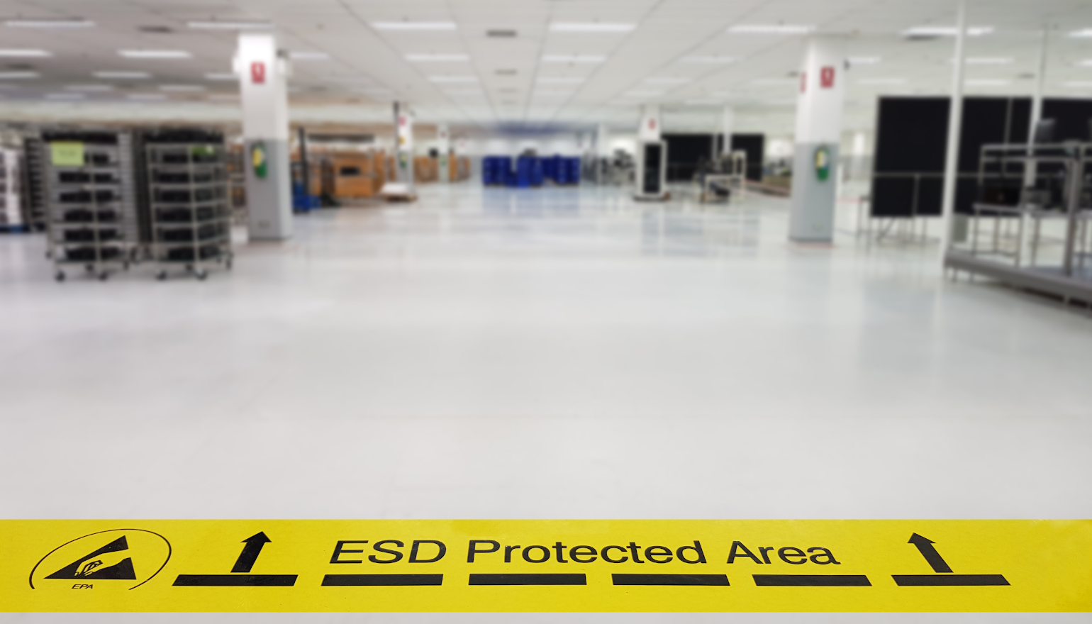 Lagerhalle mit ESD Aufkleber