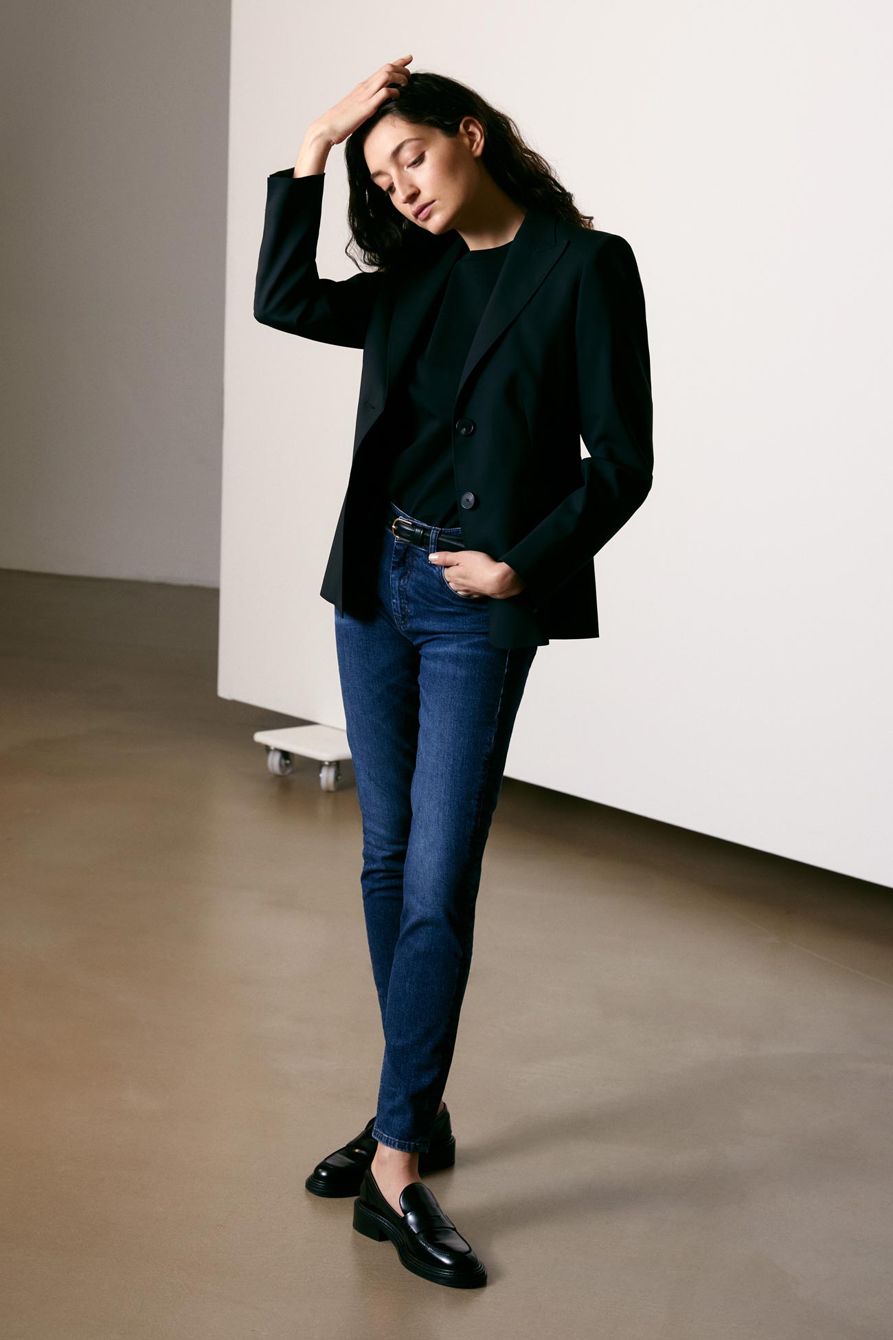 windsor damen essential blazer und tshirt in schwarz mit jeans