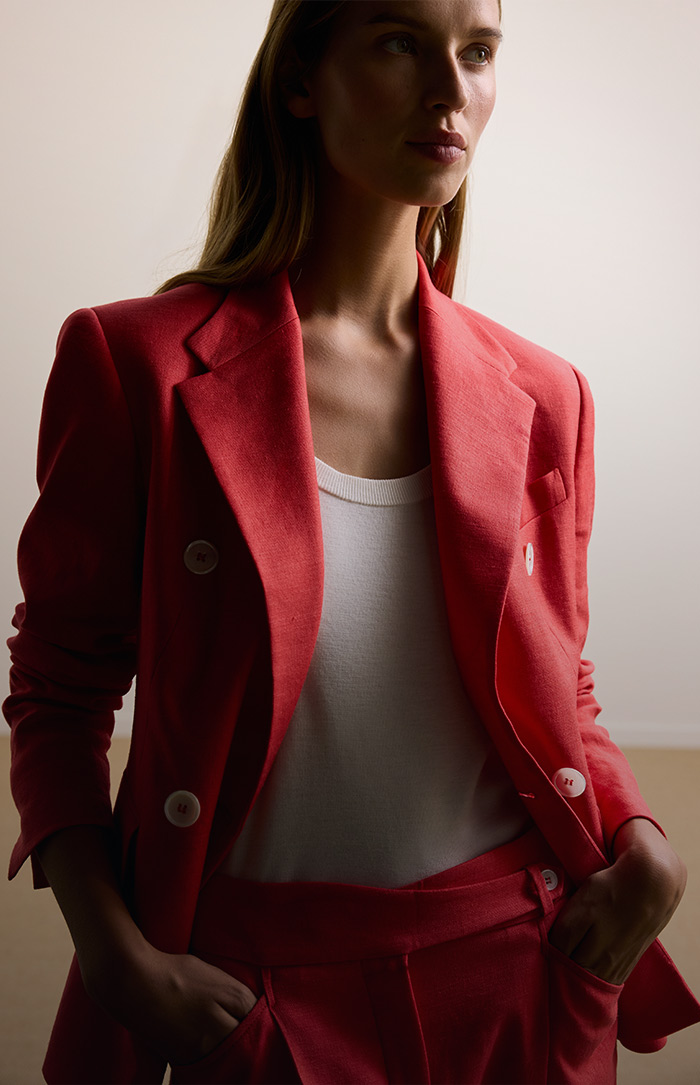 windsor femmes tailleur pour femmes en rouge avec boutons en blanc et jersey en blanc