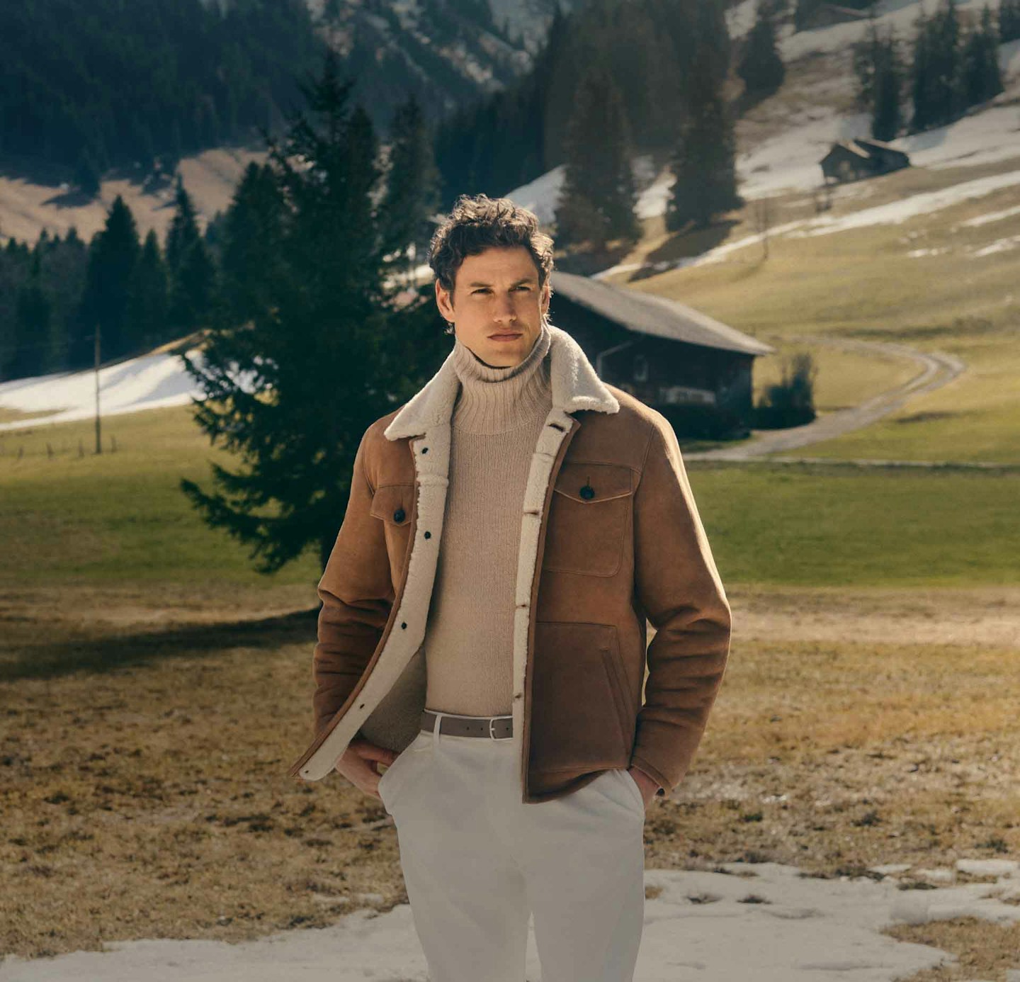 windsor herren lederjacke in braun mit strick in beige und hose in weiss