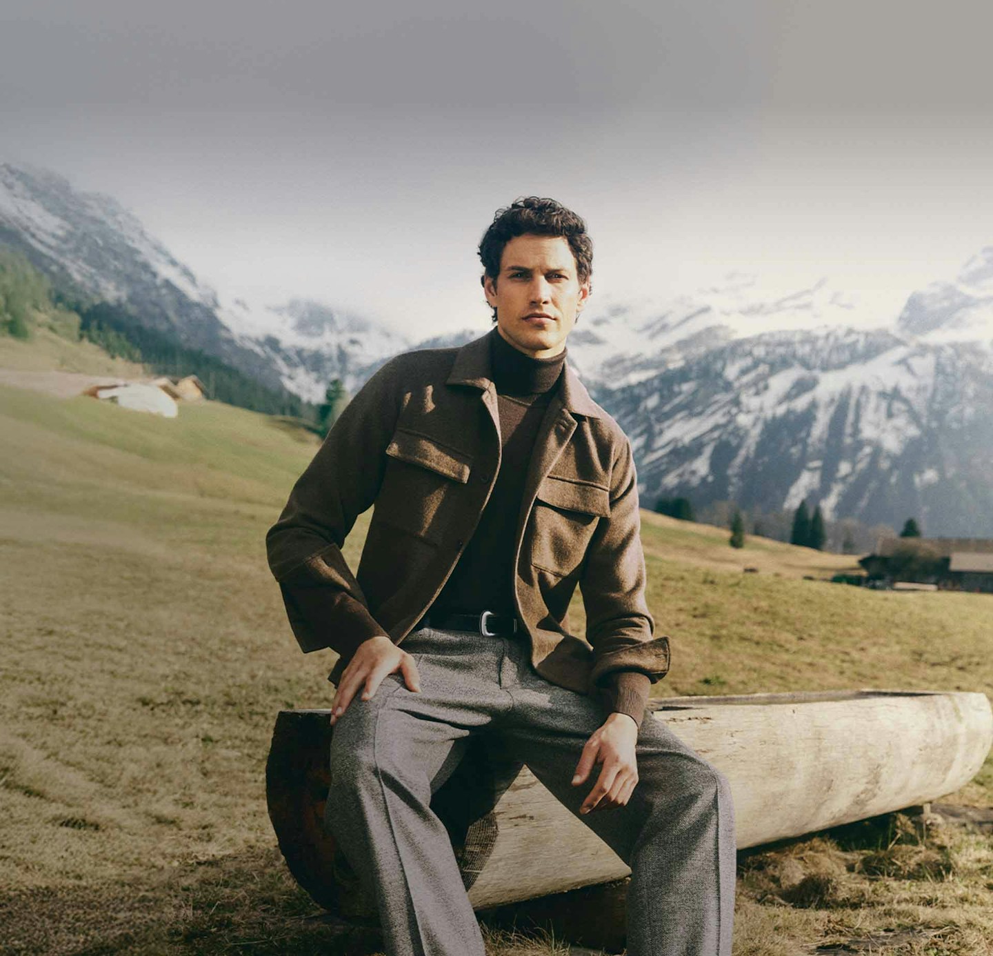 windsor herren lederjacke in braun mit strick in beige und hose in weiss