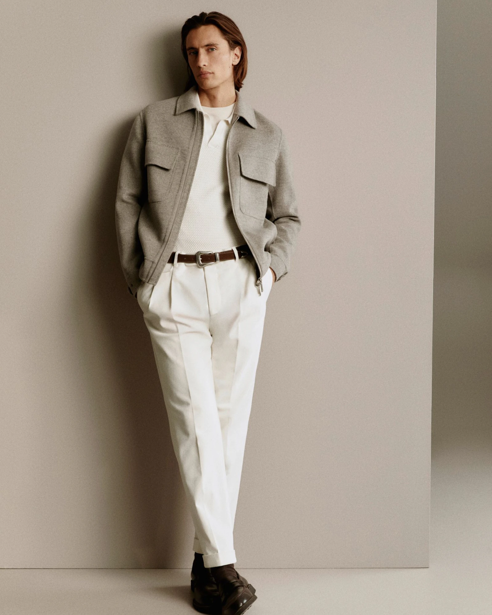 Windsor men jacket in beige with white trousers