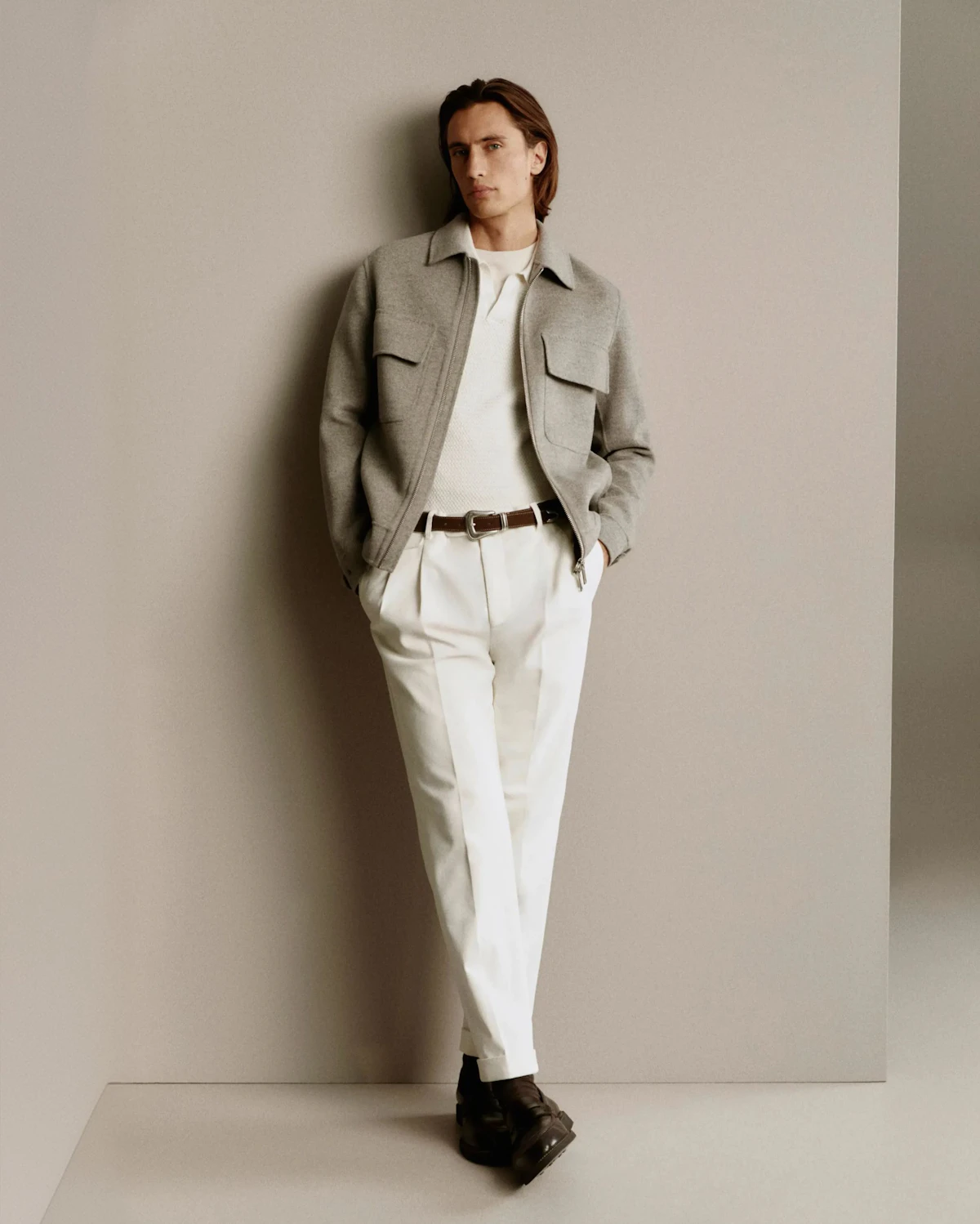 windsor Herren Jacke in beige mit weisser Hose und braunen Schuhen