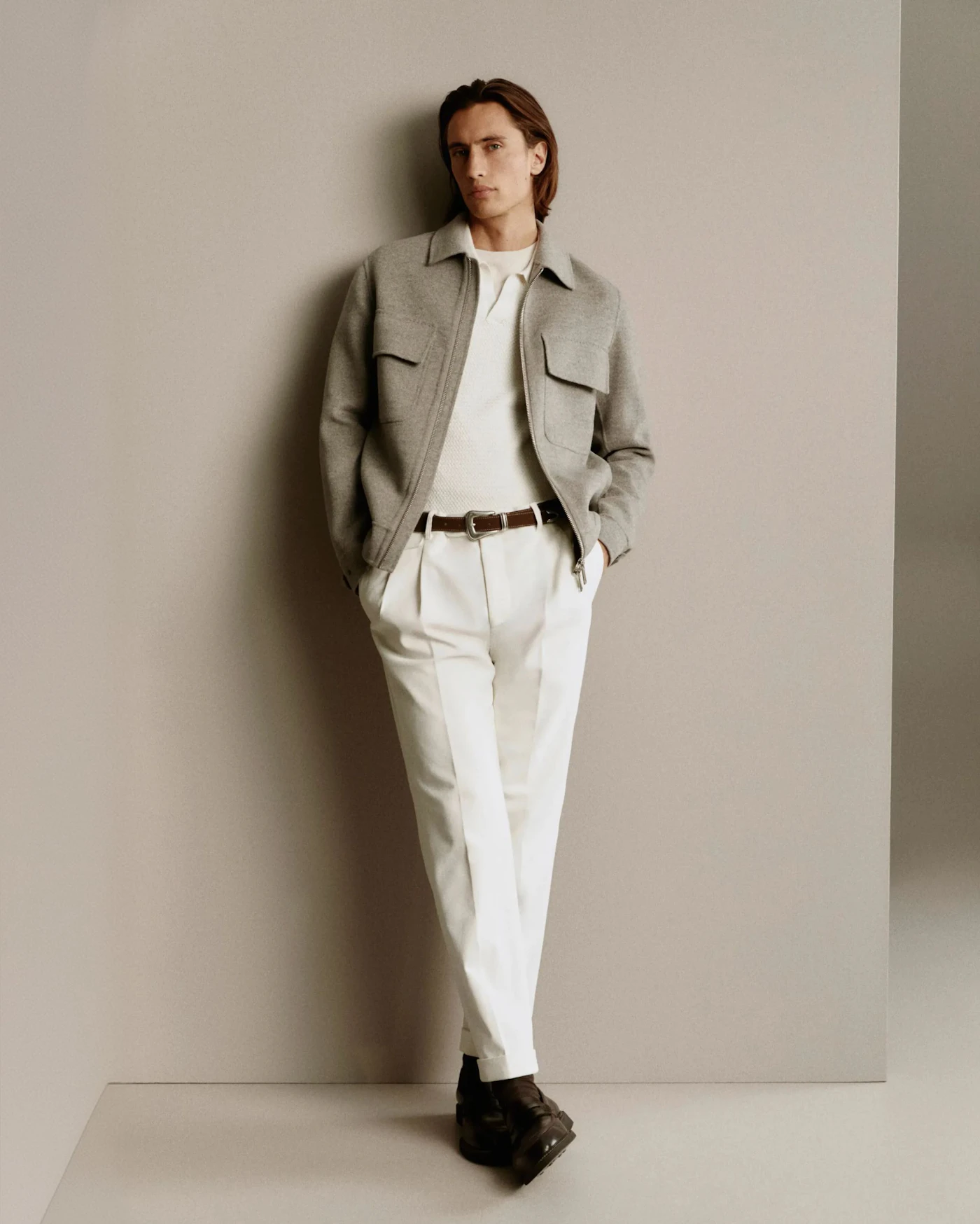 Windsor men jacket in beige with white trousers and brown shoes
