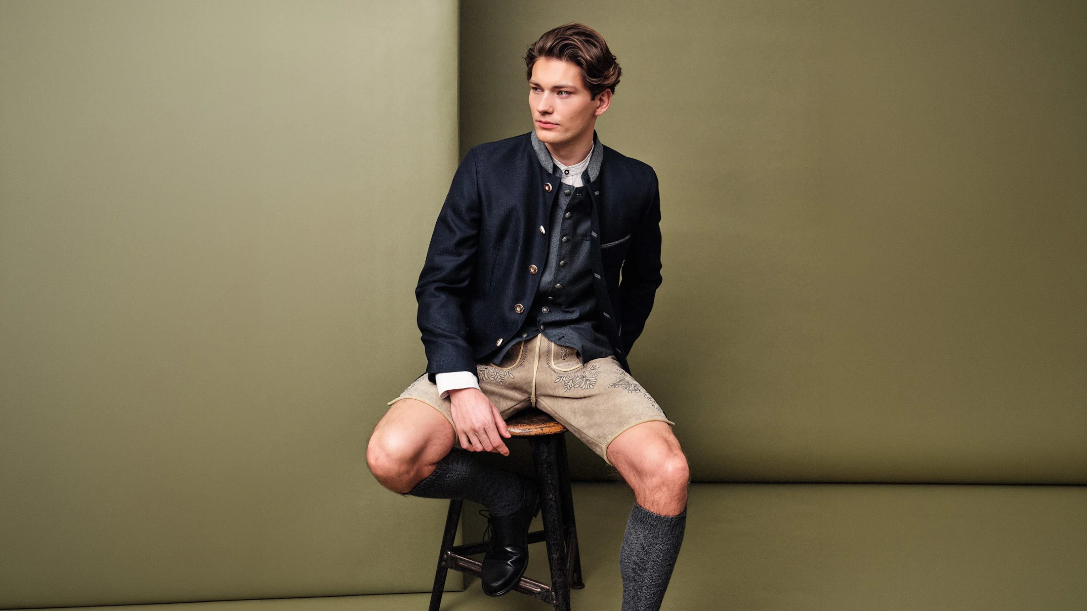 windsor herren janker in grau mit lederhosen in hellbraun