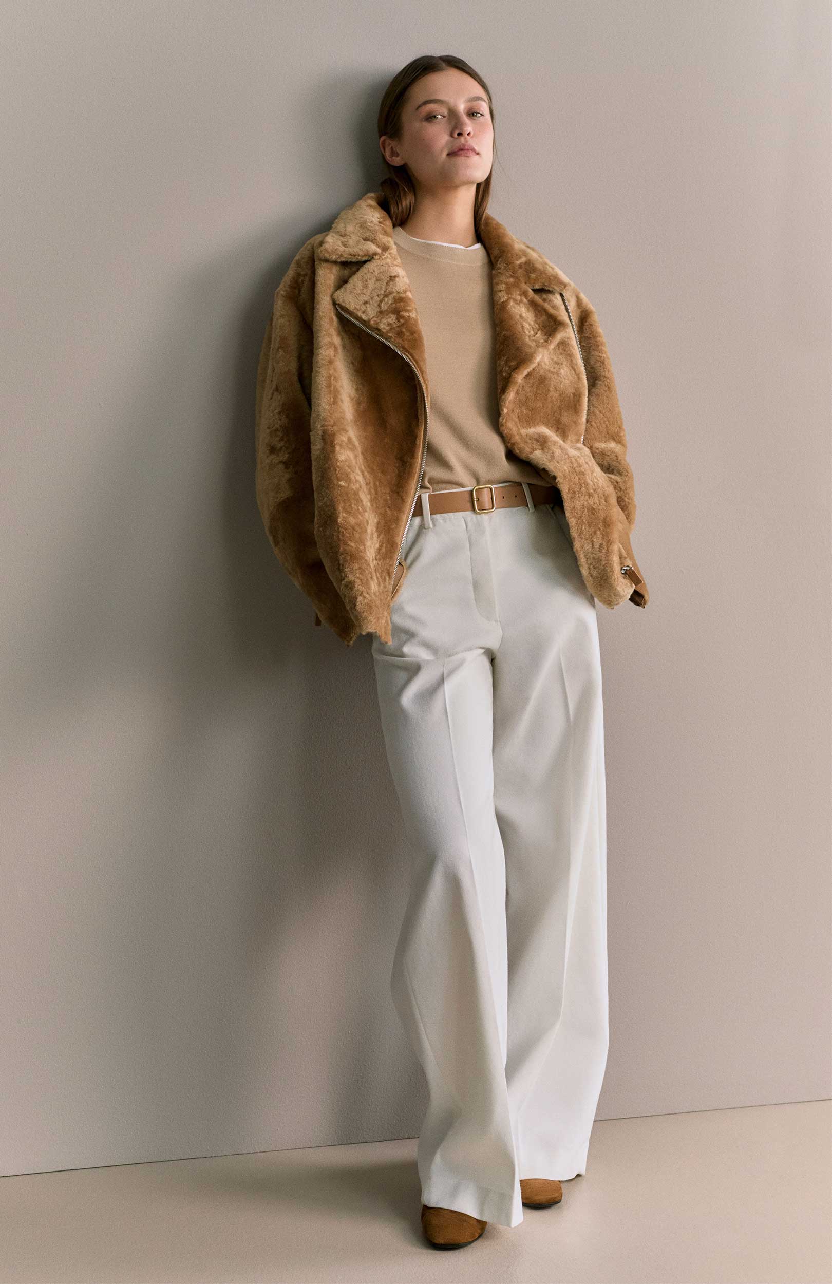 windsor damen Lammfell-Bikerjacke mit Zipper in Beige mit hose in weiss