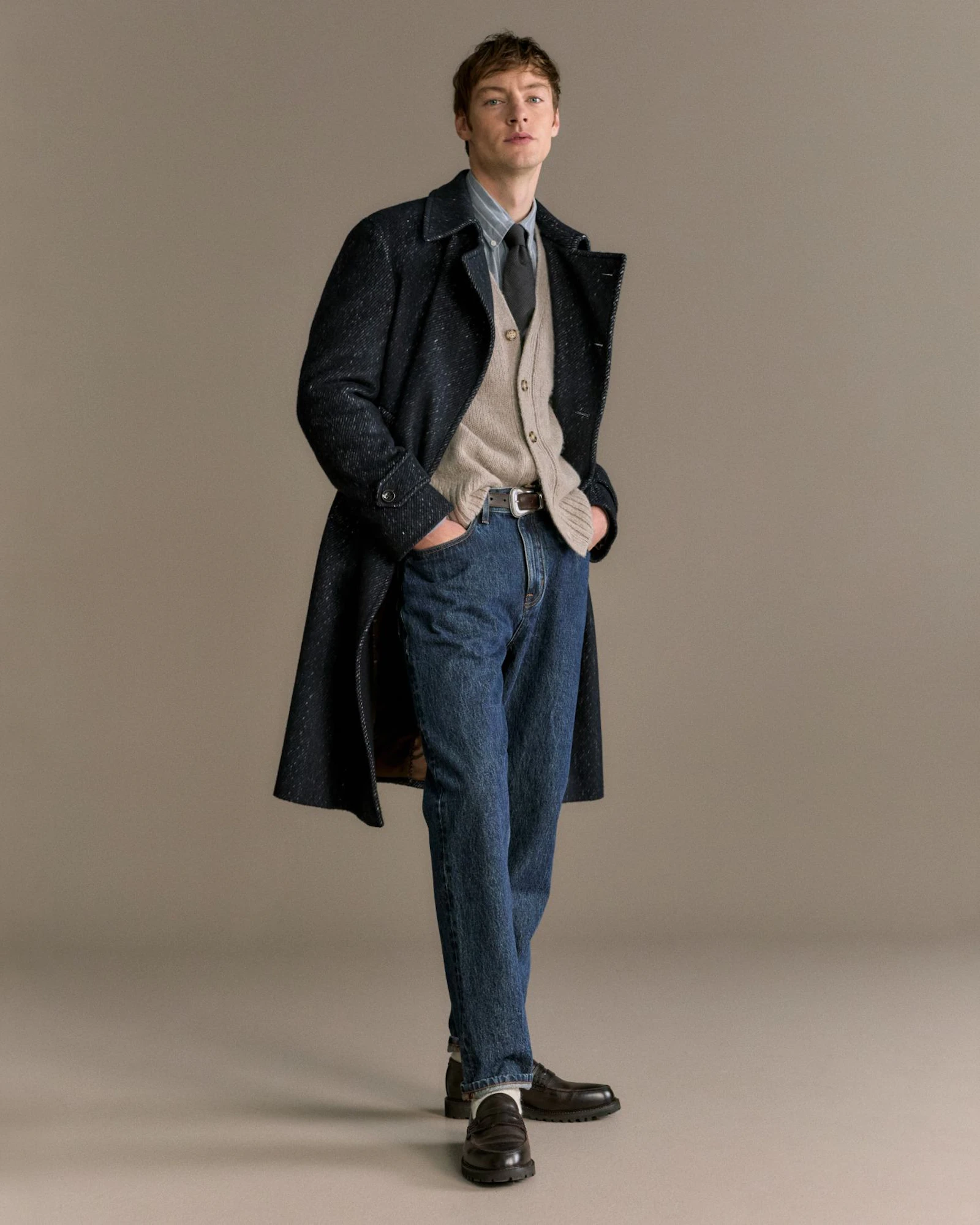 windsor herren mantel in dunkelblau mit strick cardigan in beige und blauer denim
