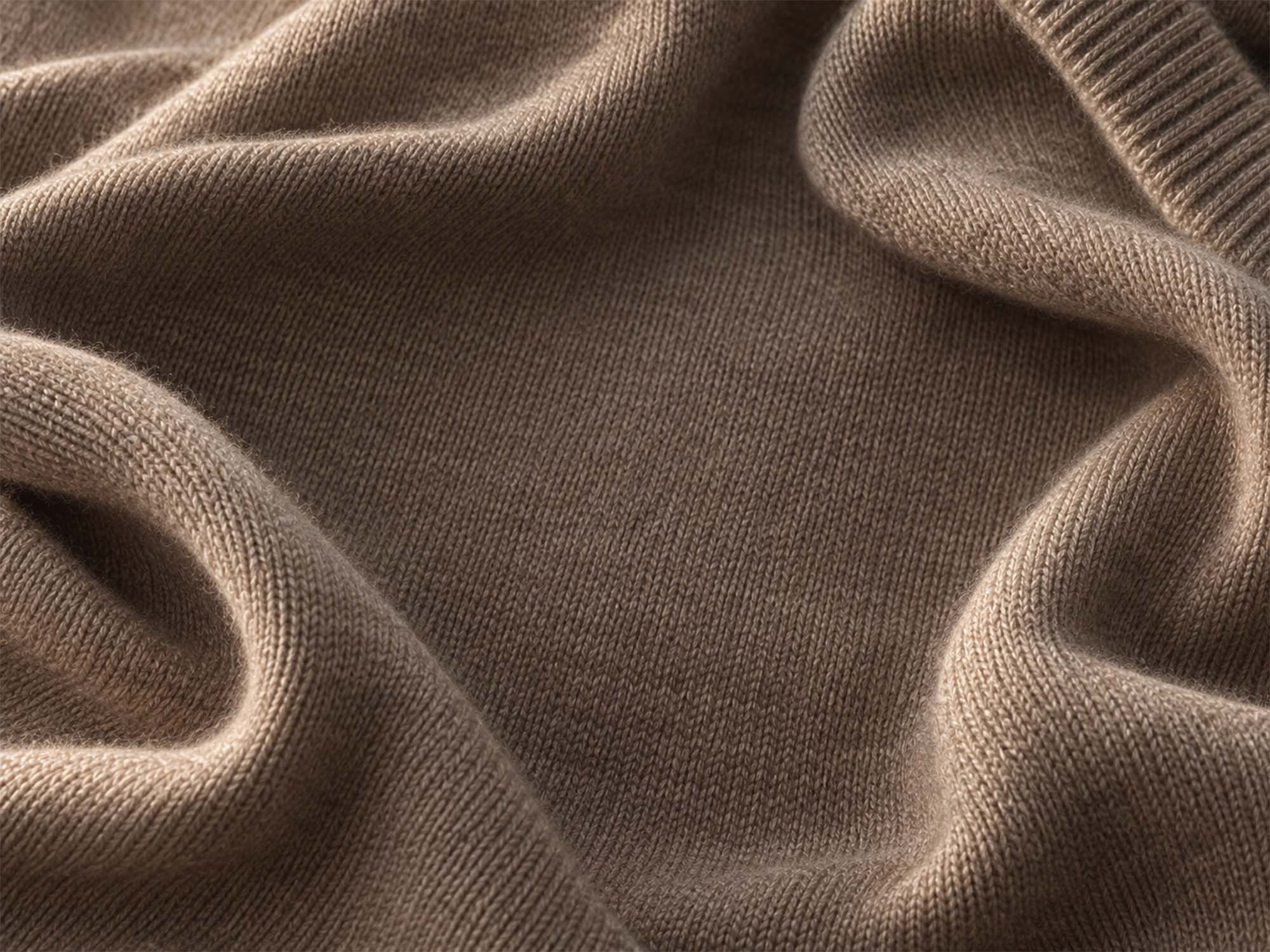 Feiner Merino-Strick in warmem Greige mit sichtbarer Maschenstruktur