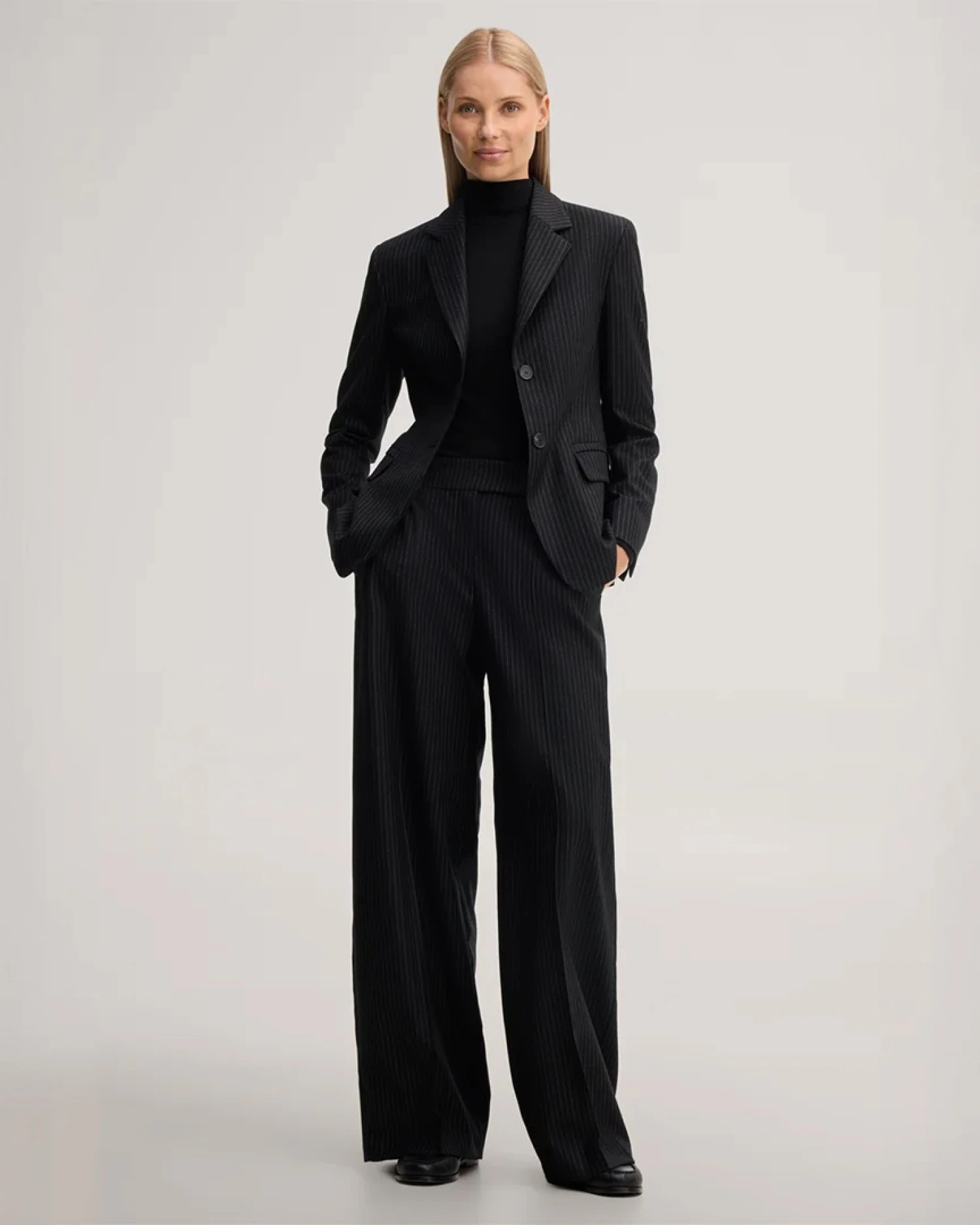 windsor damen damenanzug in schwarz mit nadelstreifen