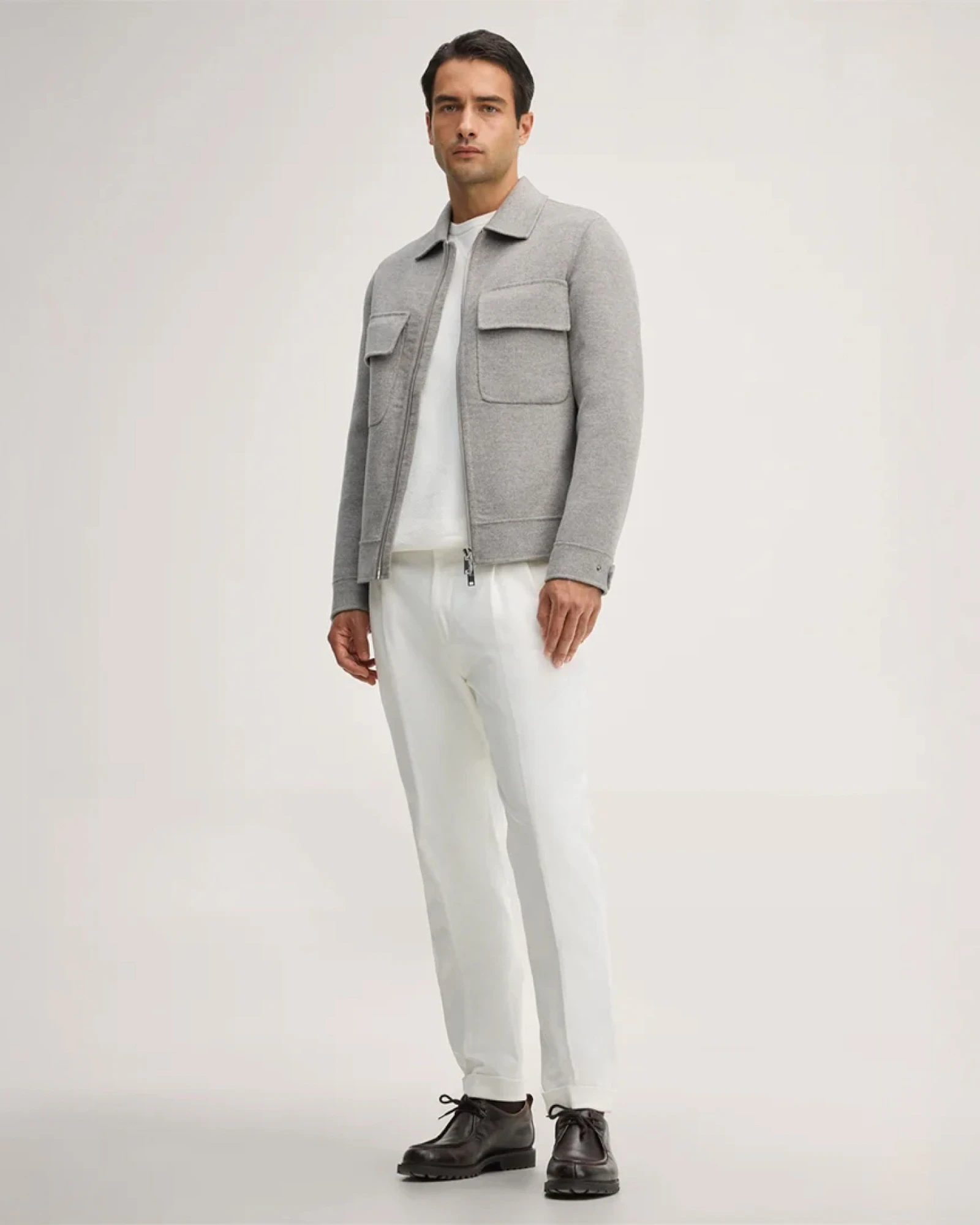 windsor herren overshirt in grau mit hose in weiss
