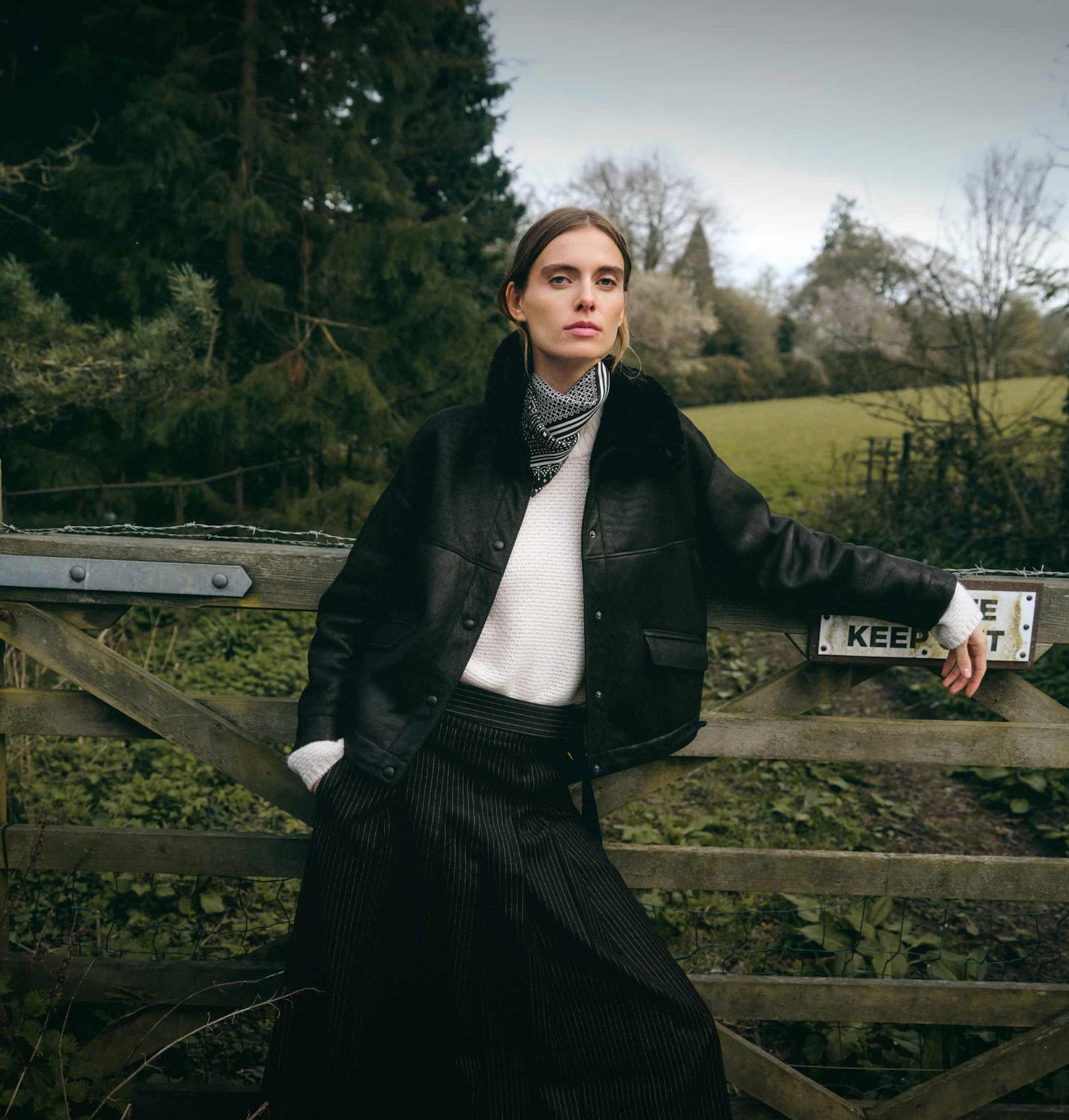 windsor damen lederjacke in schwarz mit strick in weiss und rock in schwarz mit nadelstreifen
