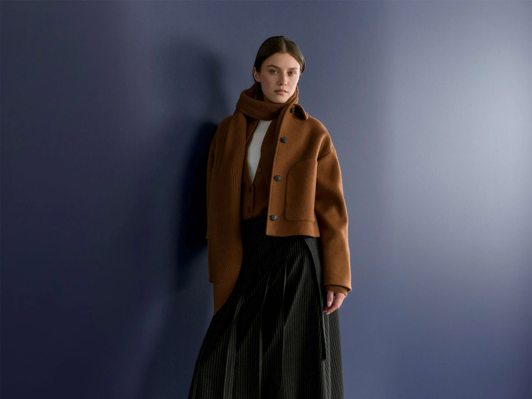 windsor Damen Schurwoll-Pinestripe-Midi-Faltenrock in Schwarz und Brushed-Wolle-Jacke mit Umlegekragen in Caramel
