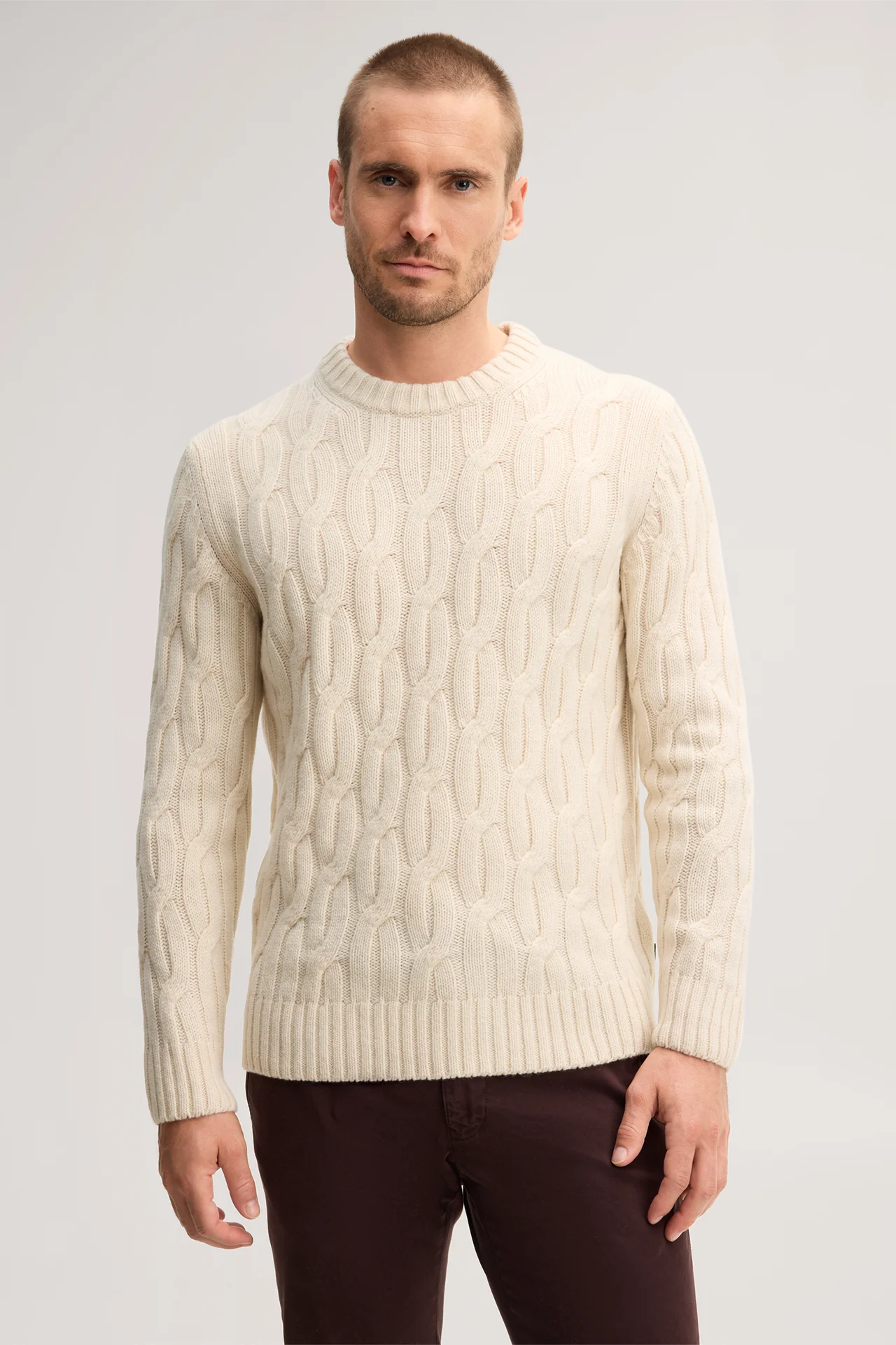 Cashmere-Rundhals-Pullover mit Zopfmuster in Offwhite