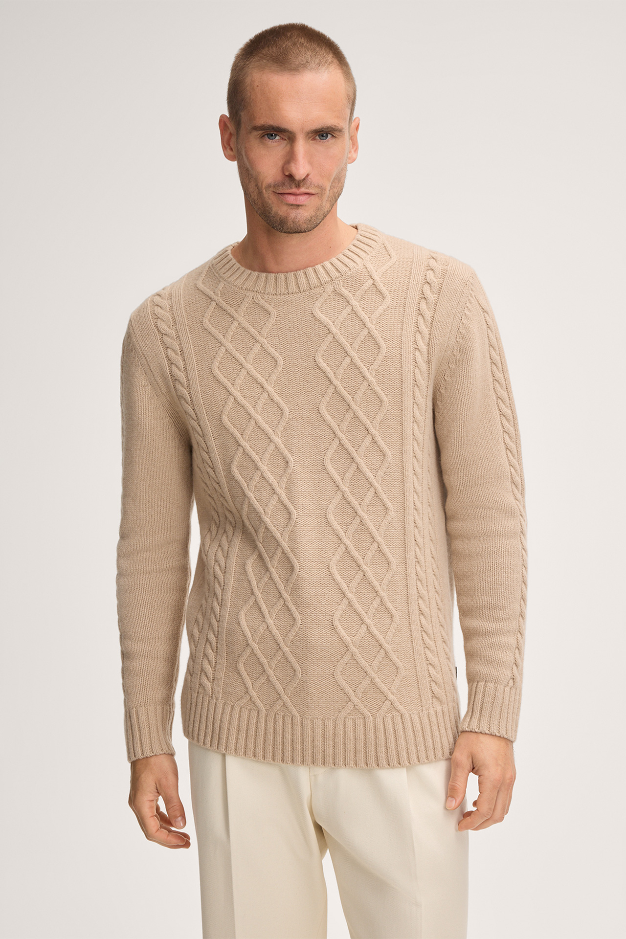 Ecosio Cable-knit Cashmere Pullover in Beige