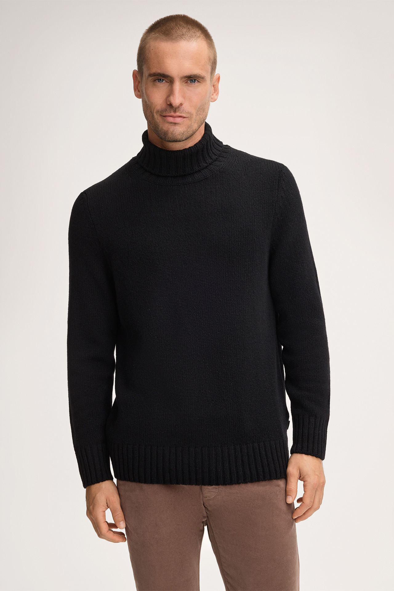 Ecosio Knitted Roll Neck Cashmere Pullover in Black