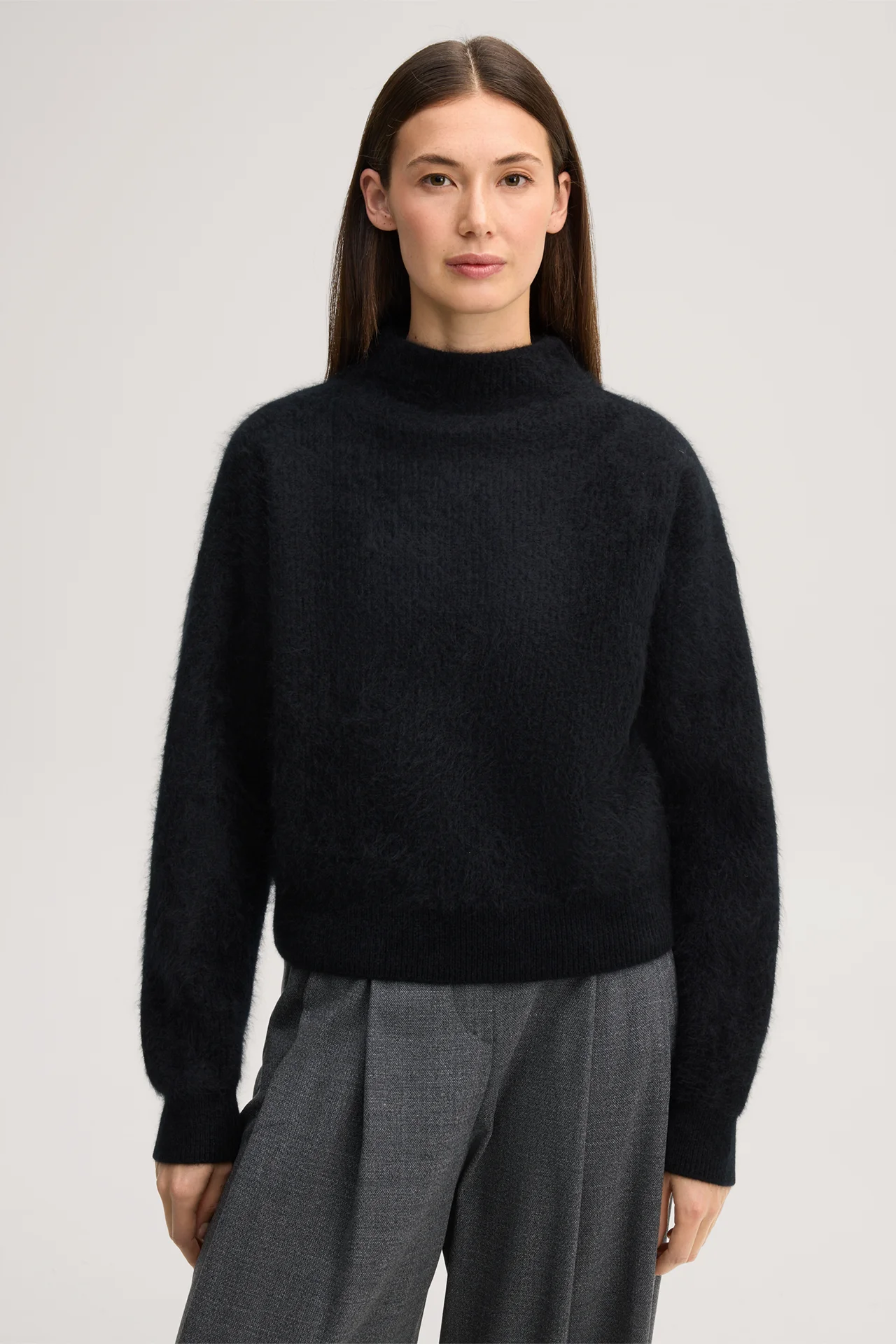 Brushed-Cashmere-Pullover mit Stehkragen in Schwarz