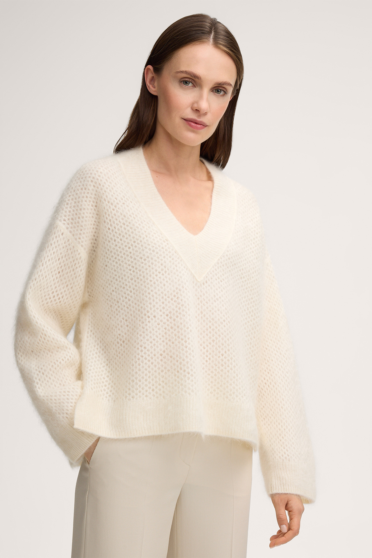 Brushed-Cashmere-Pullover mit V-Kragen in Ecru
