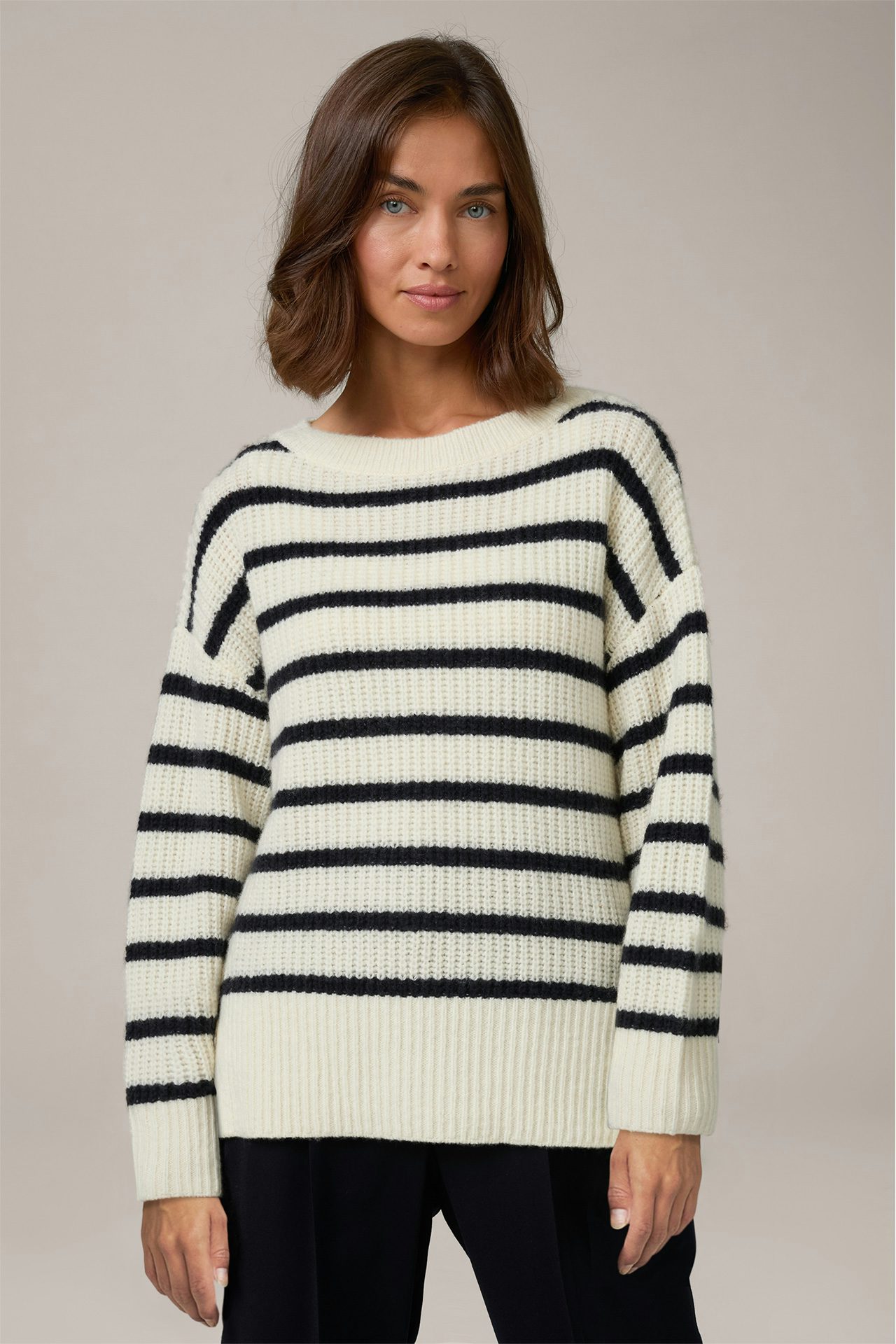 Schurwoll-Rundhals-Pullover mit Cashmere in Ecru-Navy gestreift