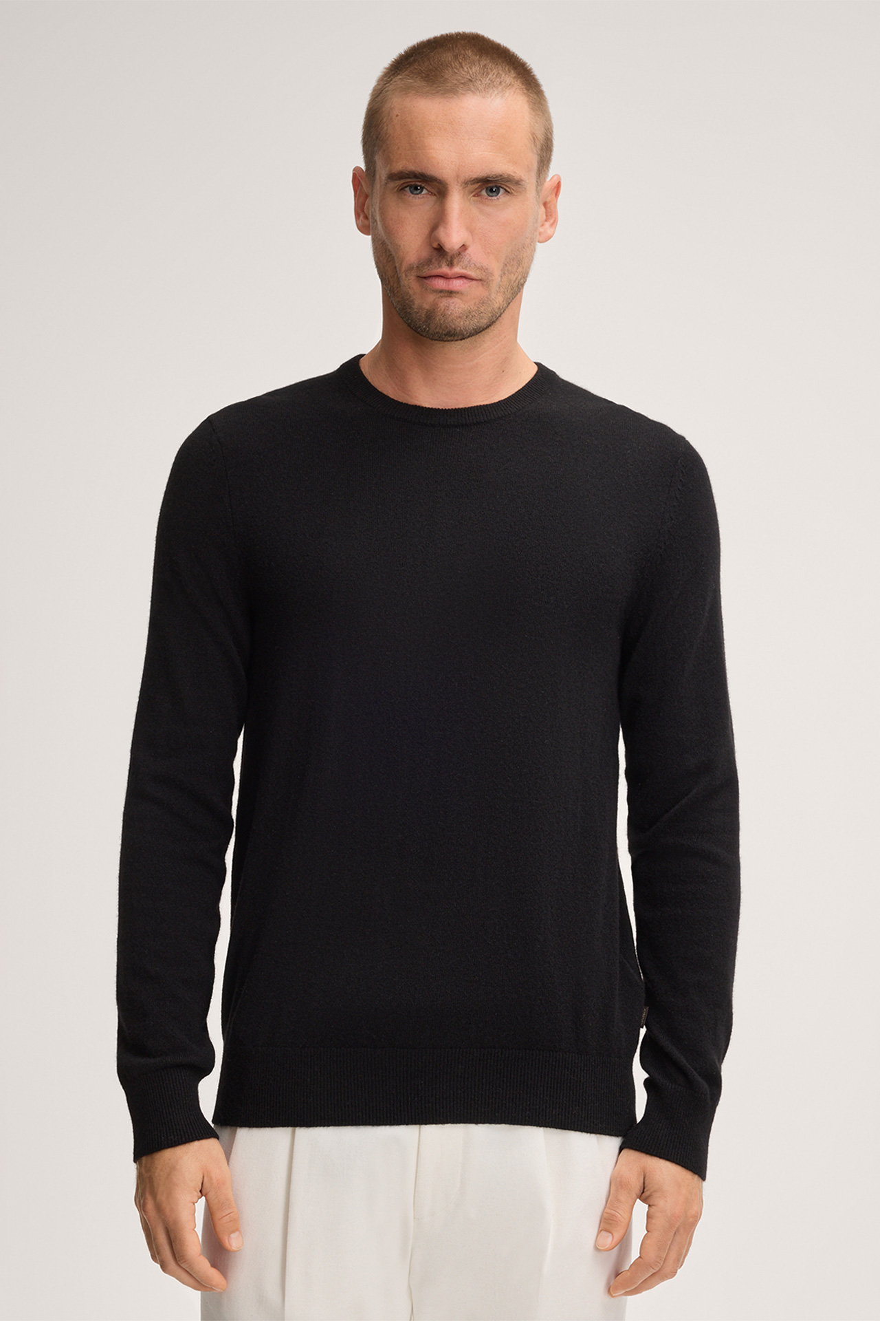 Cashmono Cashmere Round Neck Sweater in Black