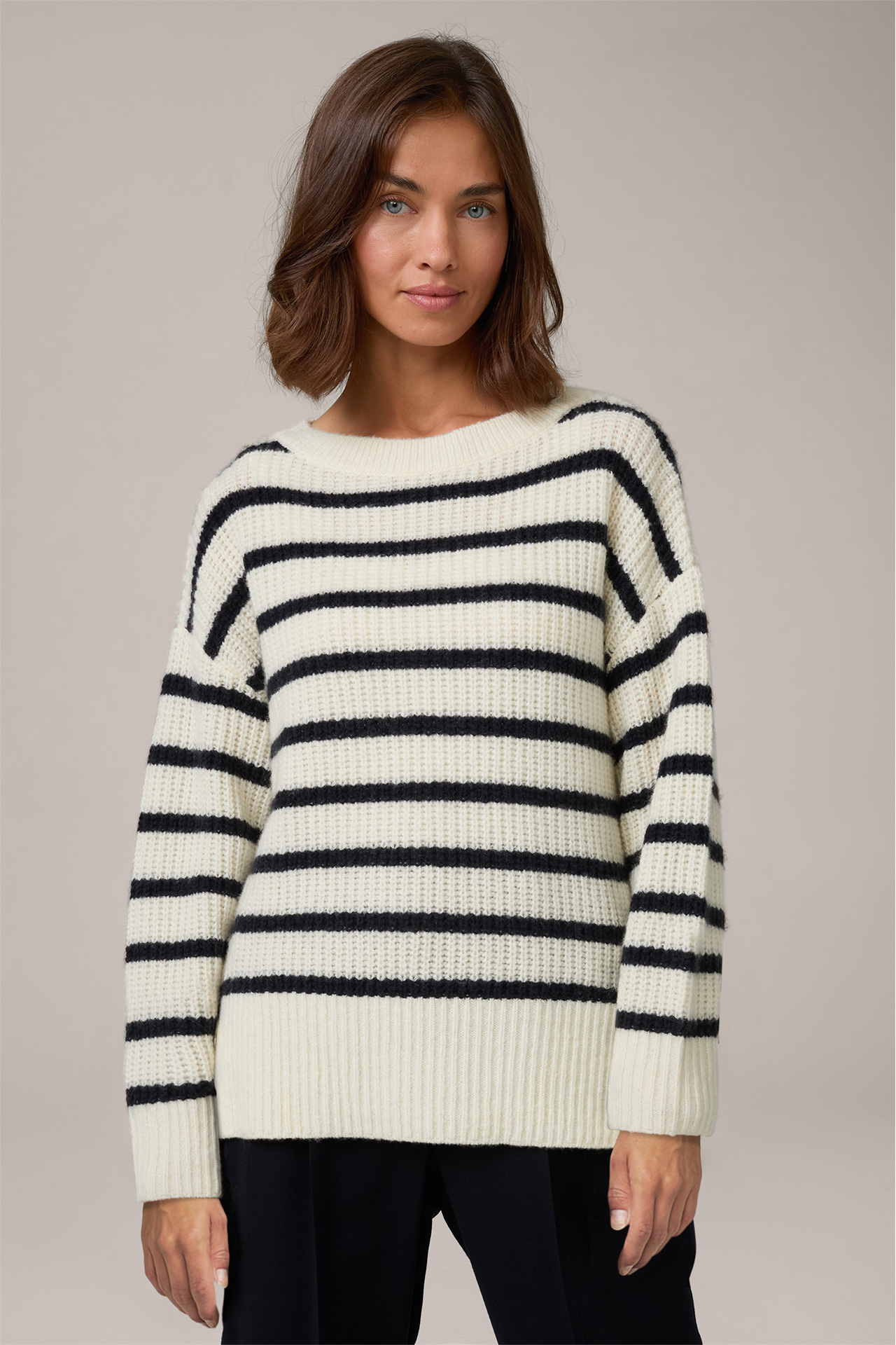 Schurwoll-Rundhals-Pullover mit Cashmere in Ecru-Navy gestreift