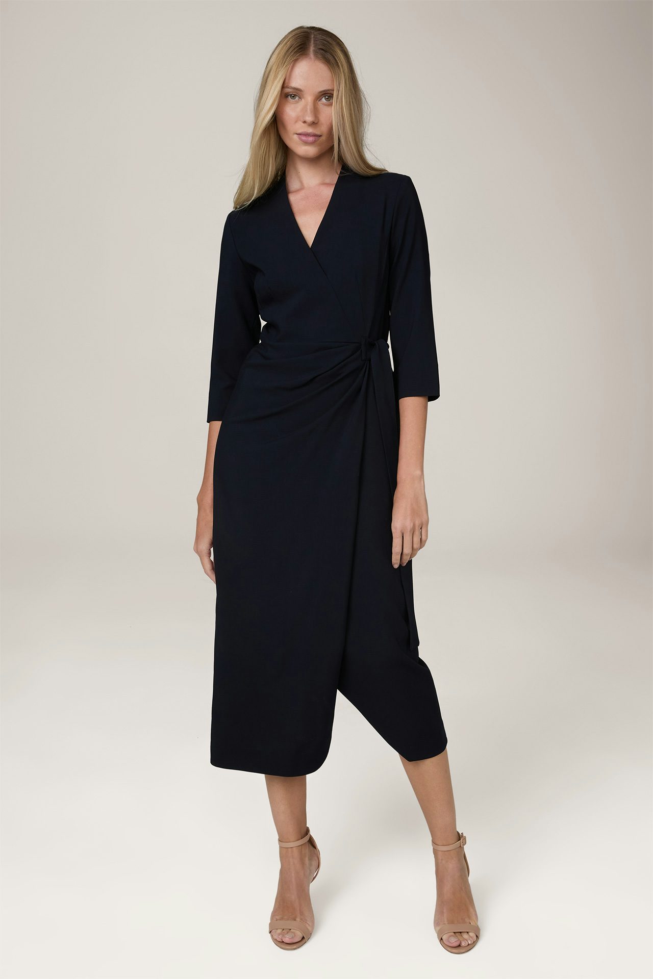 Schurwollcrêpe-Kleid mit Wickeldetail in Navy