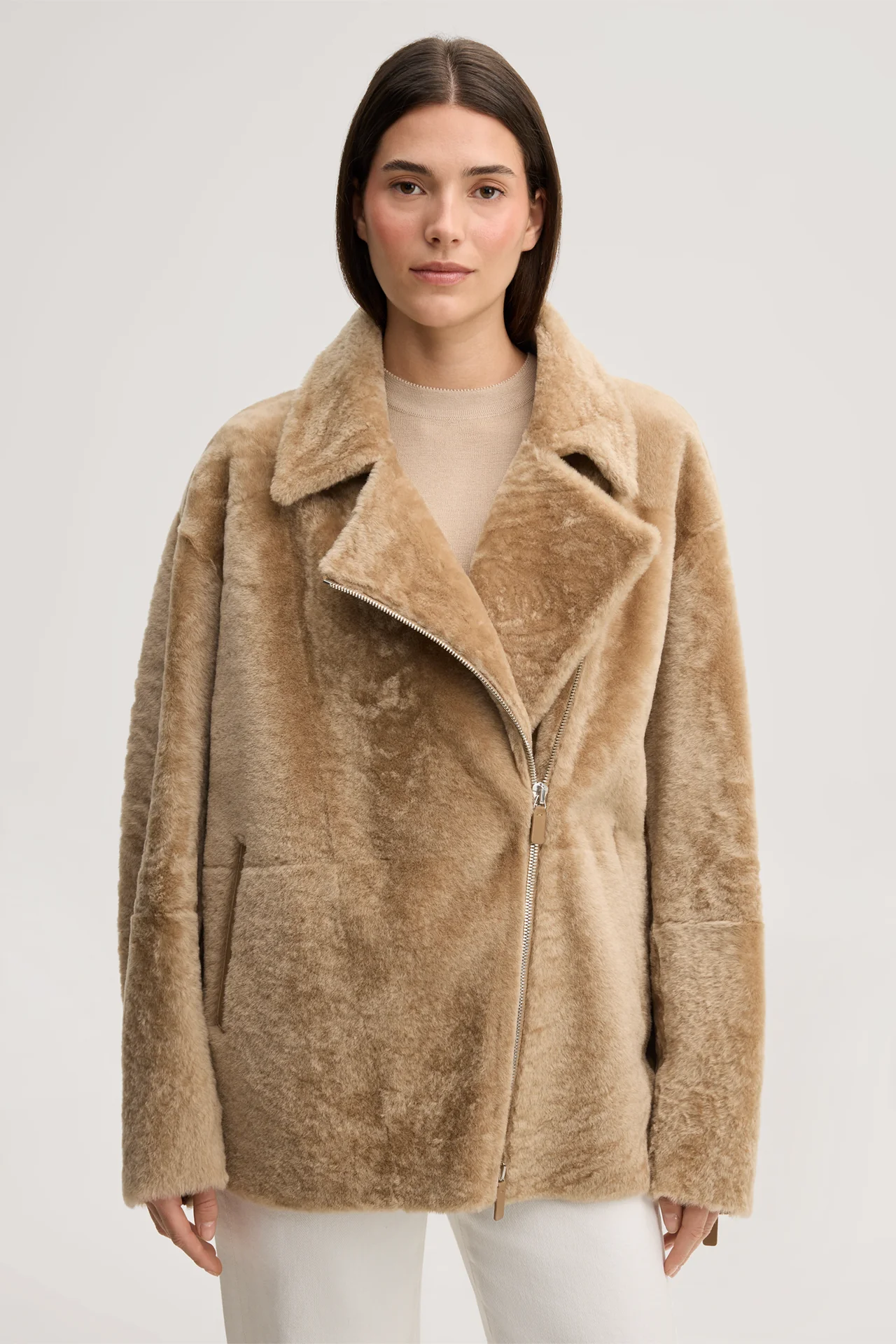Lammfell-Bikerjacke mit Zipper in Beige