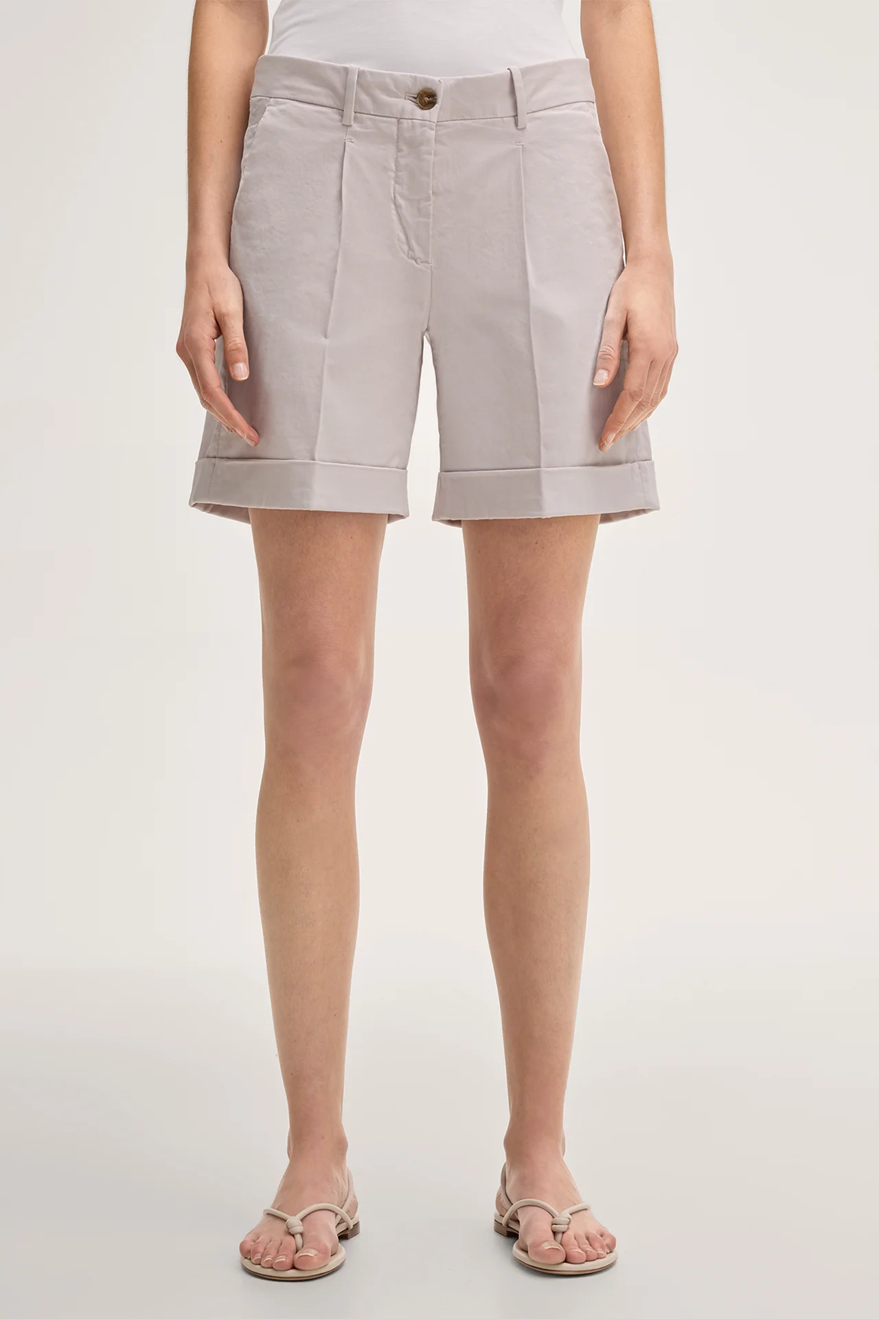 Baumwollstretch-Shorts mit Umschlag in Beige