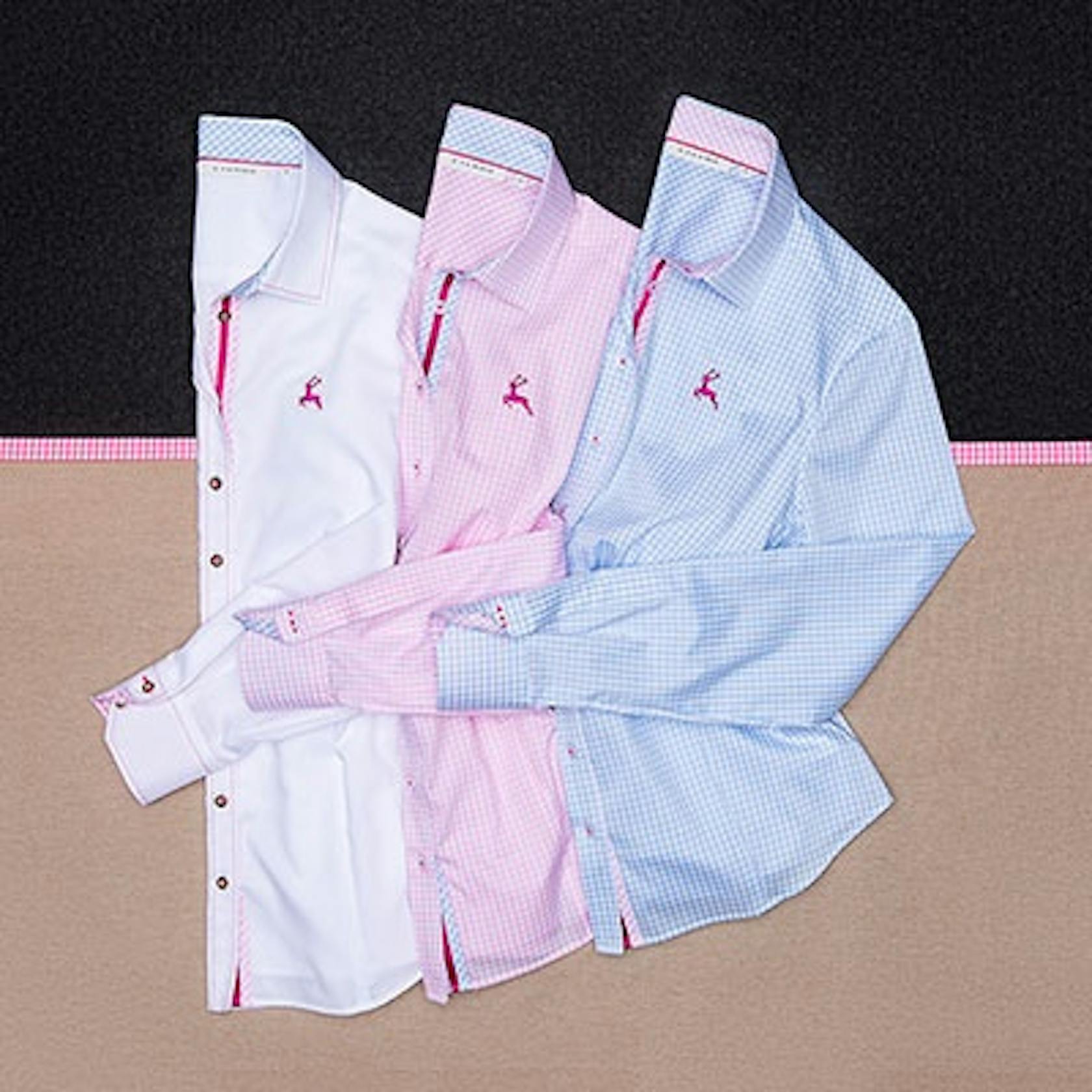 Mit kleinem Emblem bestickte Trachtenbluse in verschiedenen Farben von ETERNA.