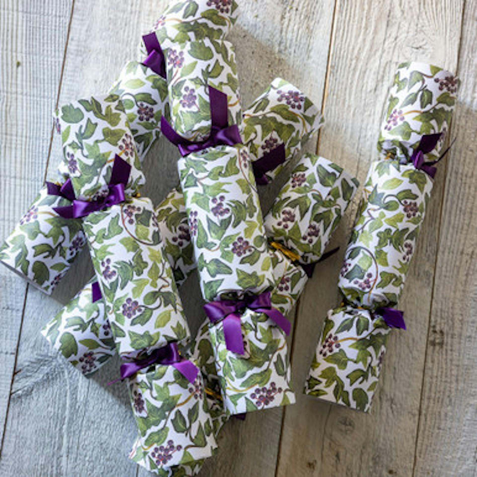 Ivy Berries Christmas Crackers