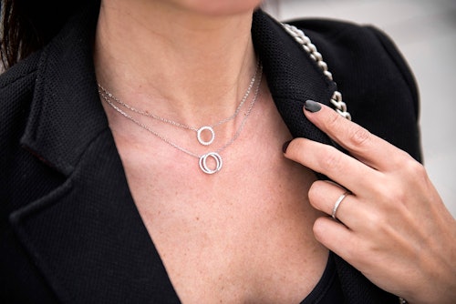 Ce Collier ARBELO est en Argent 925/1000 et Oxyde Blanc