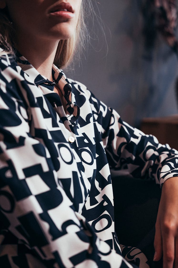 Auffällige Blusen stilsicher kombinieren