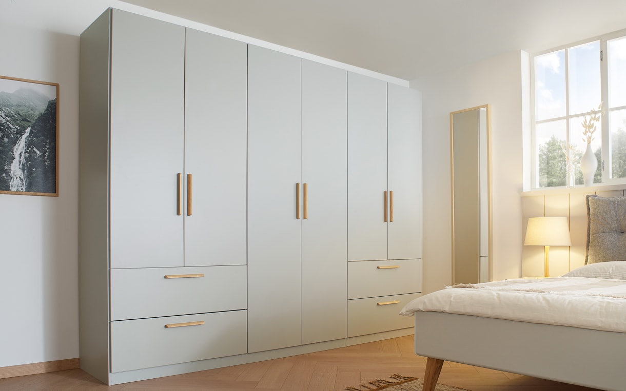 Drehtürenschrank Skandi in seidengrau, mit 4 Schubkästen, Breite ca. 271 cm