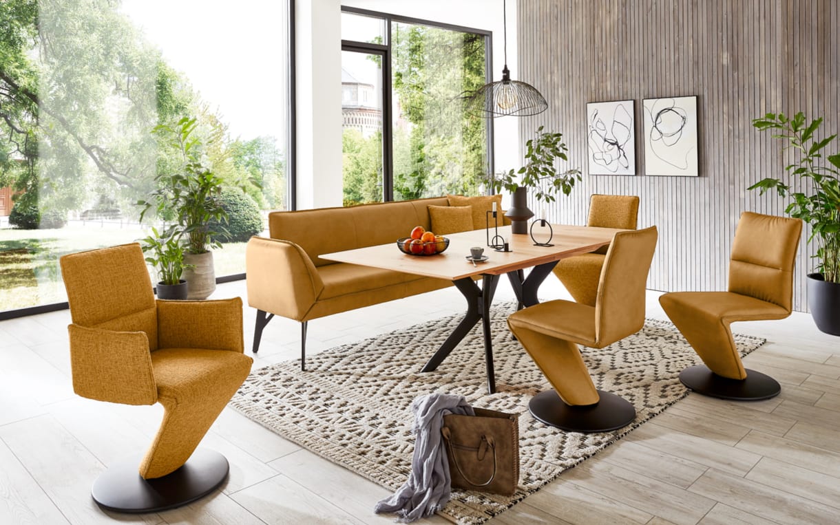 Bankgruppe Tugor  in Asteiche bianco furniert, Lederbezug in curcuma