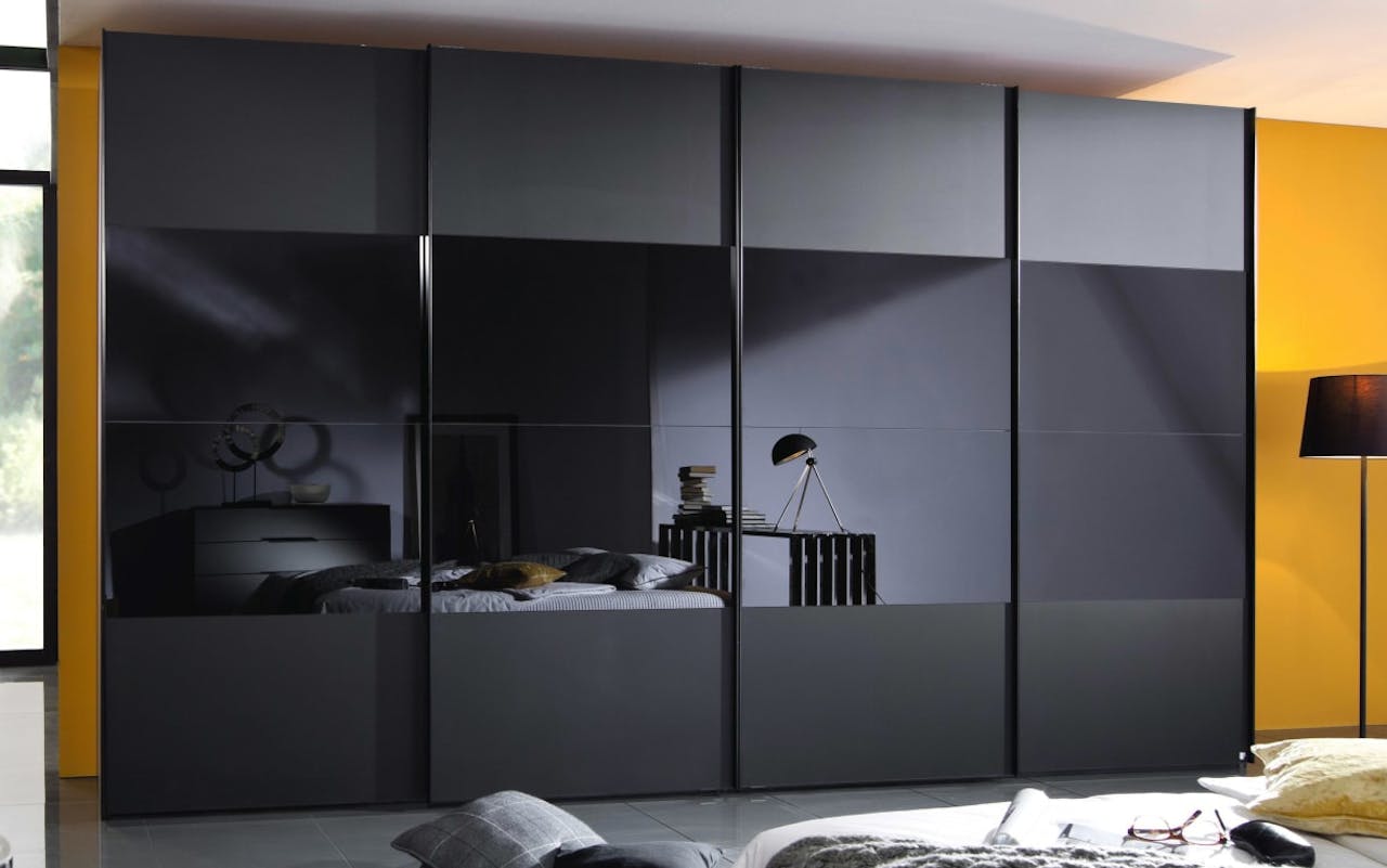 Schwebetürenschrank 4017 in Glas schwarz, Breite 380 cm, 4-türig, Mitteltüren öffnen sich synchron
