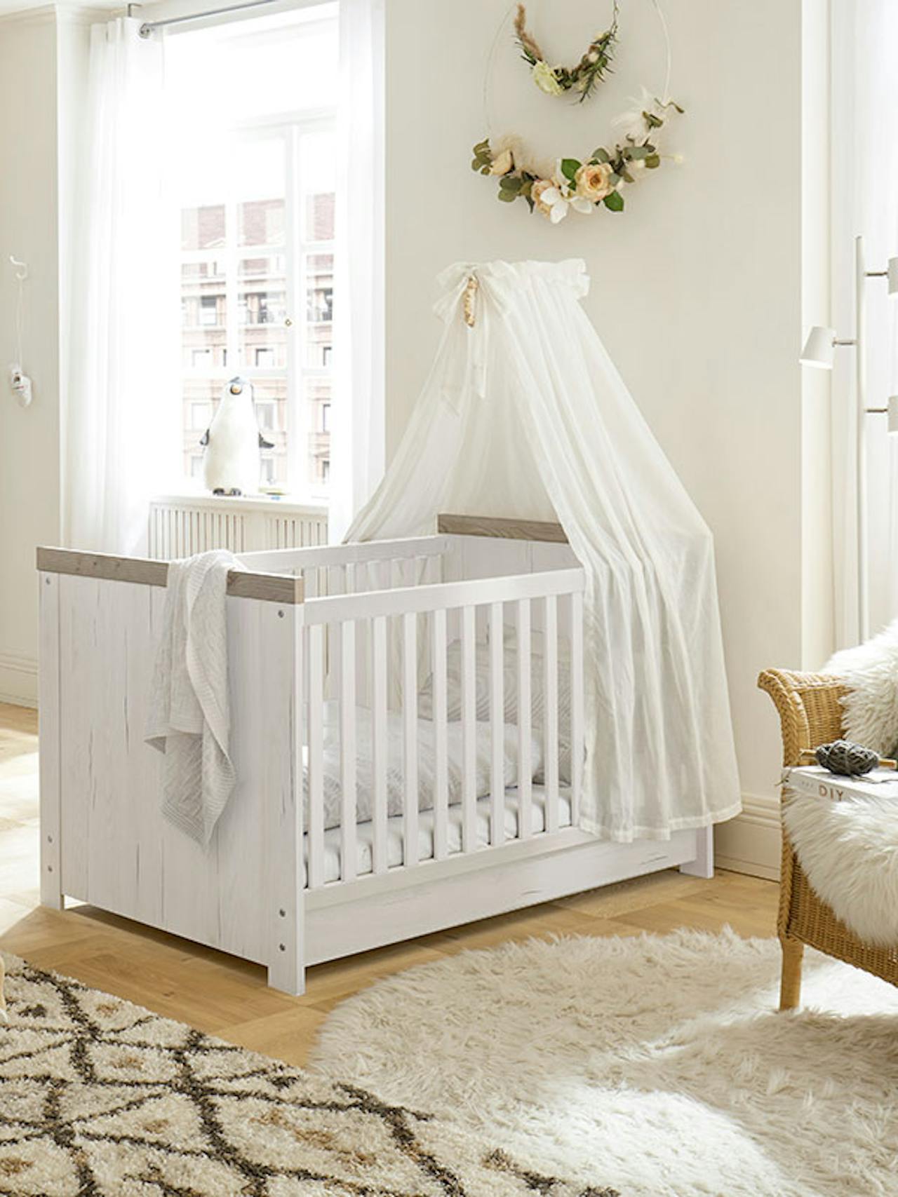 Babybett mit Himmel
