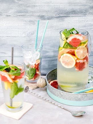 Glaskaraffe mit Gläsern, Sommergetränk