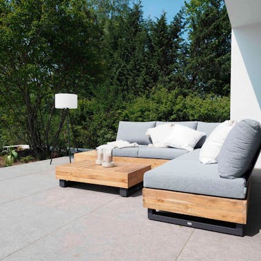 Gartenlounge Holz m grauen Kissen