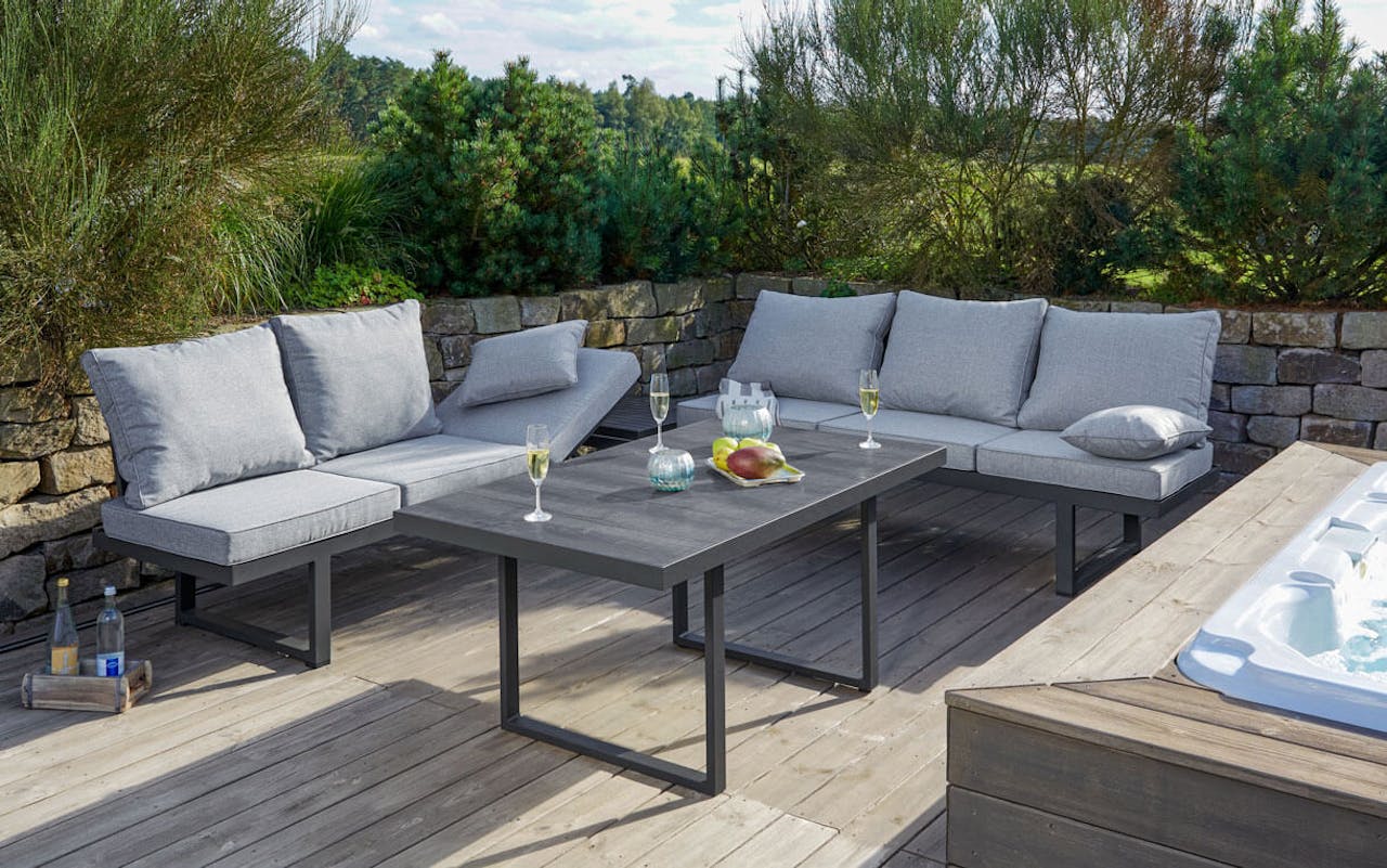 gartenlounge-tisch-stuehle-outdoor