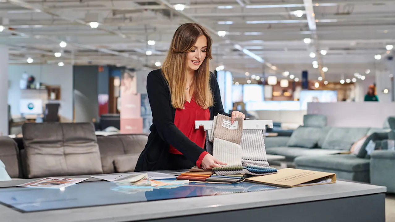 Möbel Beraterin im HARDECK Möbelhaus
