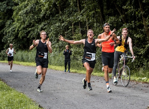 Halbmarathon Läufer kommt ins Ziel