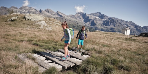 Persone che camminano in ambiente montano