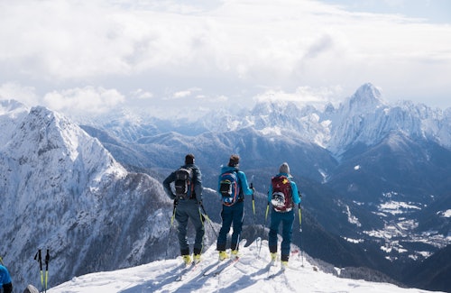 Scialpinisti che ammirano il paesaggio